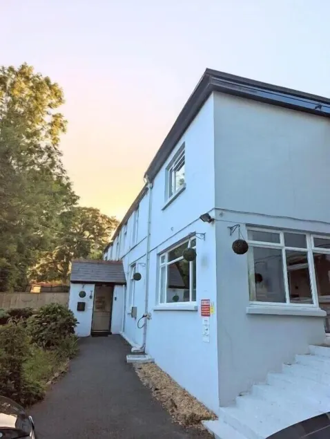 Cottage Court Hotel - Image 1
