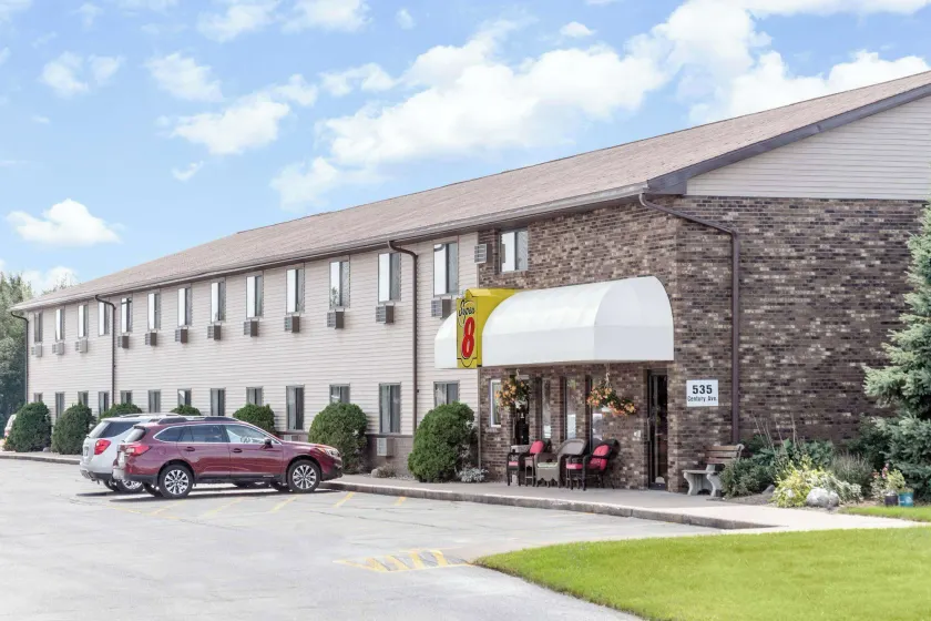 Super 8 by Wyndham Antigo - Image 1