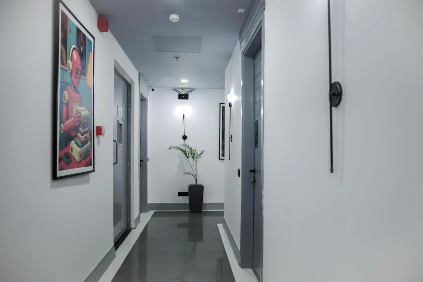 BedChambers Luxury Apartment Near Golf course Road - Lobby