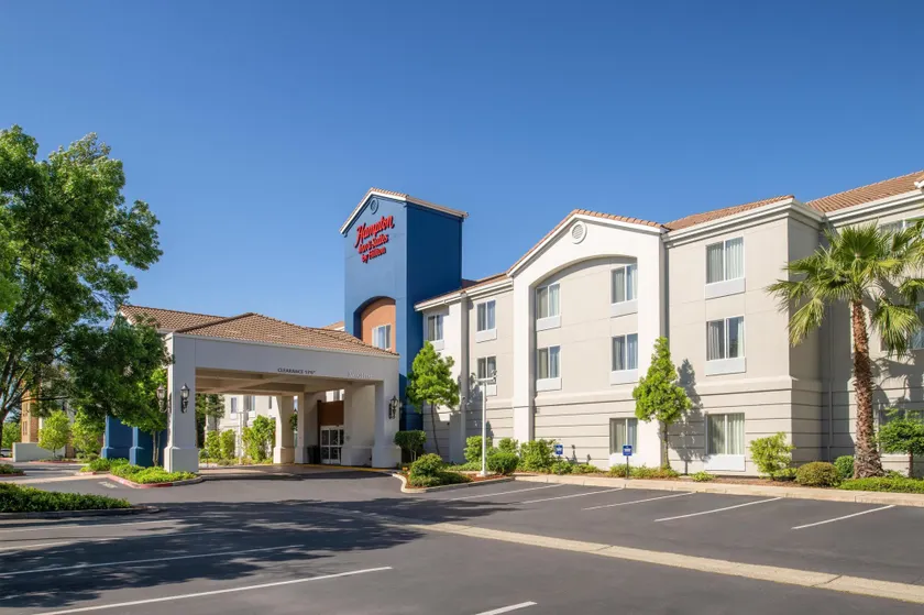 Hampton Inn & Suites Redding - Image 1