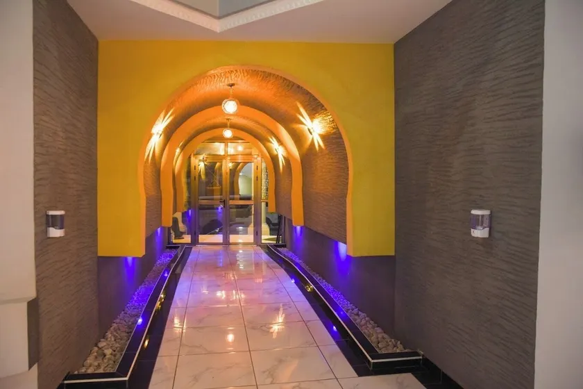 Golden Palace Hotel - Interior entrance