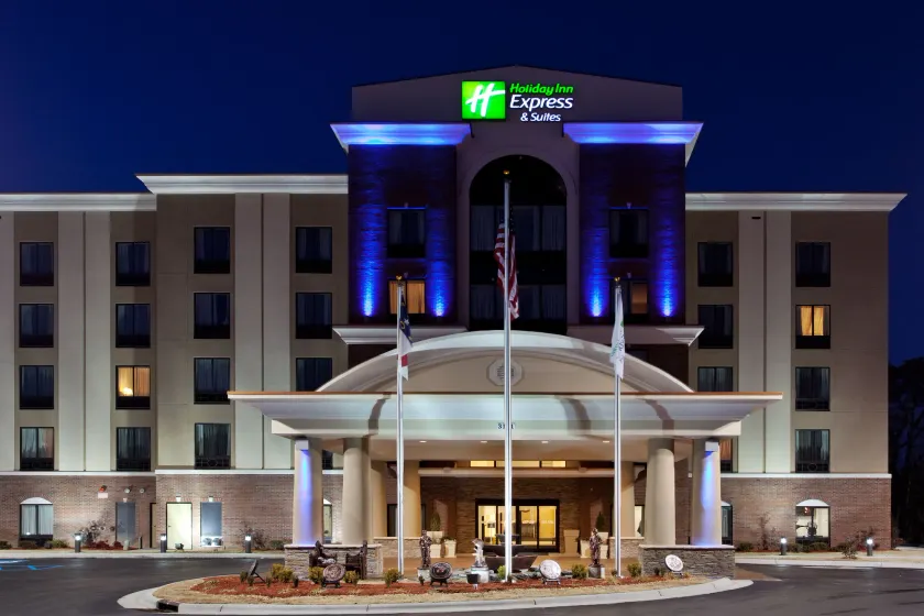 Holiday Inn Express Hotel & Suites Hope Mills-Fayetteville Airport by IHG - Image 1