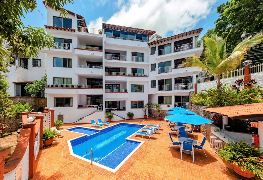Stunning condo with brilliant views, walk-in shower, desk, balcony, & W/D - Image 1
