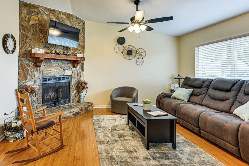 Walk to Lake Ariana Park! Home w/ Screened Porch - Image 1