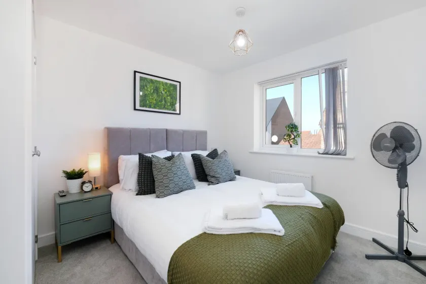 Luxaura 5 Bedroom 3 Bath Service House with Parking - Image 1