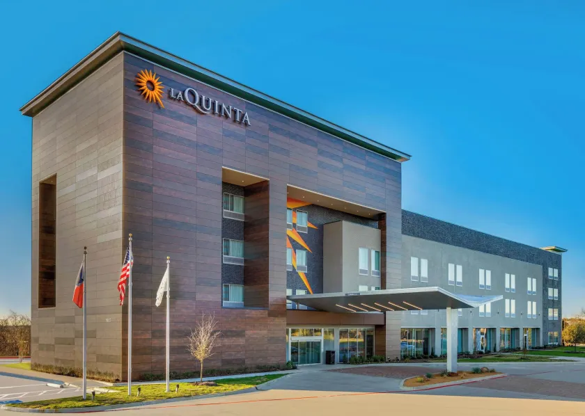 La Quinta Inn & Suites by Wyndham Lewisville - Image 1