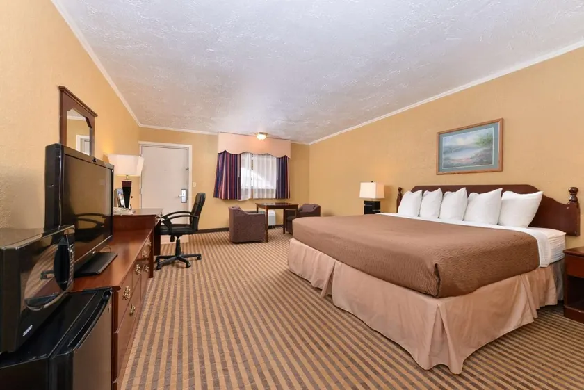Executive Plus Inn & Suites - Image 1
