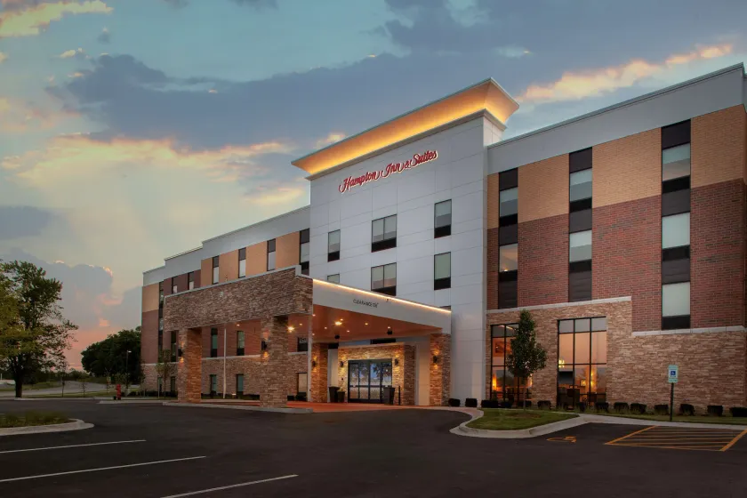 Hampton Inn & Suites Chicago-Burr Ridge - Image 1