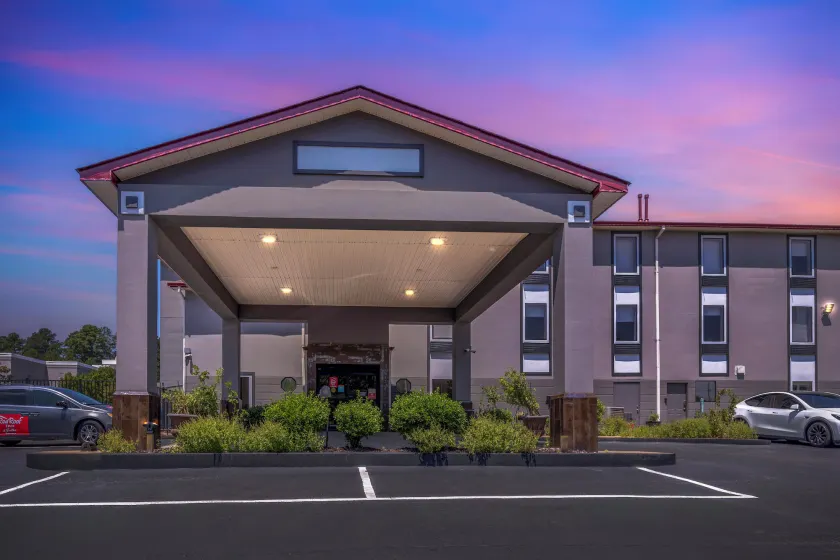 Red Roof Inn & Suites Clinton, MS - Image 1