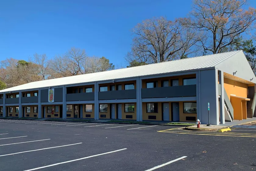 Super 8 by Wyndham Newport News - Image 1