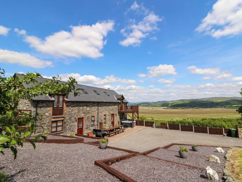 Llwyngwinau Isaf Barn - Image 1