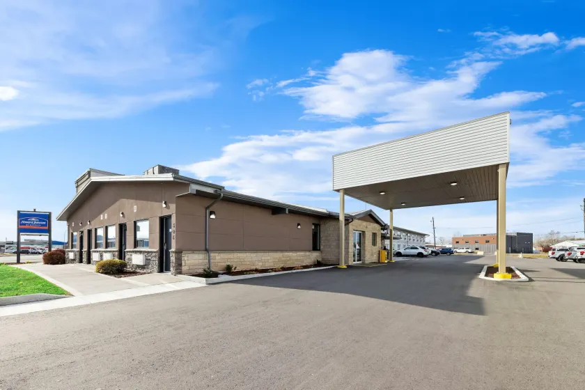 Howard Johnson by Wyndham Thunder Bay - Image 1