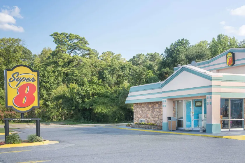 Super 8 by Wyndham Durham/University Area NC - Image 1