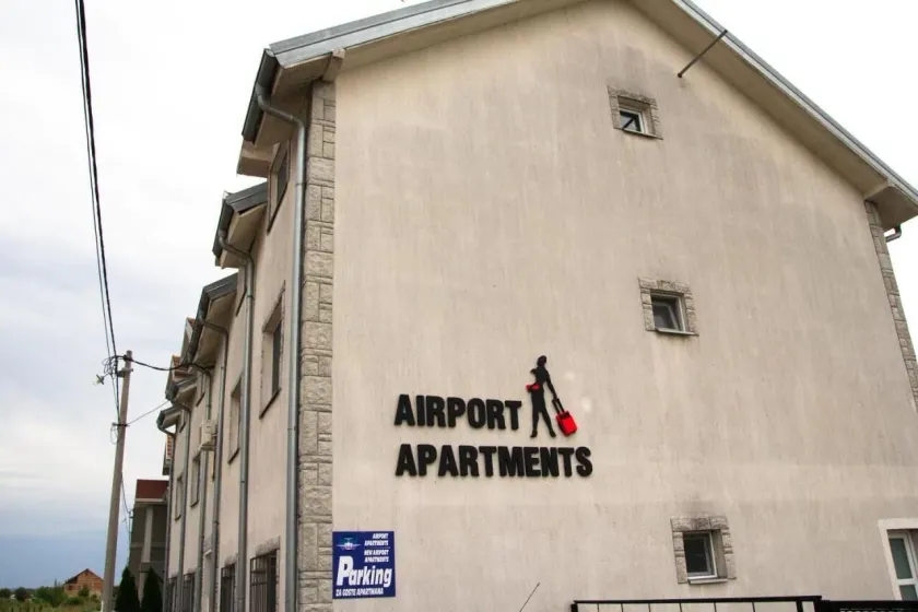 Airport Apartments - Image 1