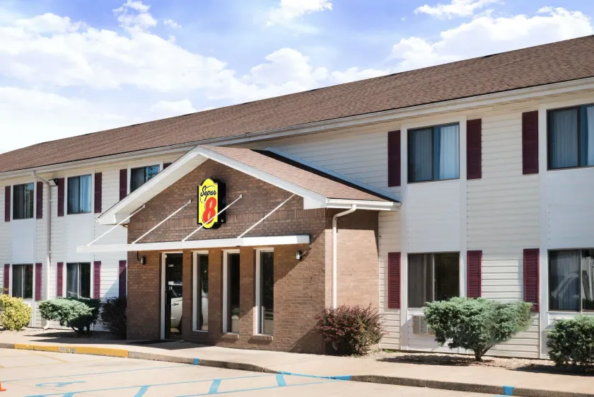 Super 8 by Wyndham West Plains - Image 1
