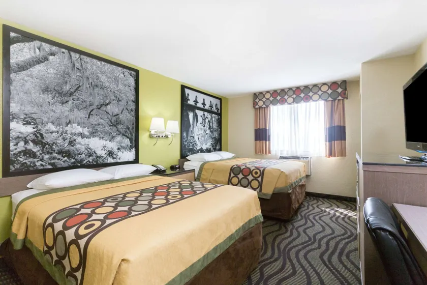 Super 8 by Wyndham Brunswick/St Simons Island Area - Image 1