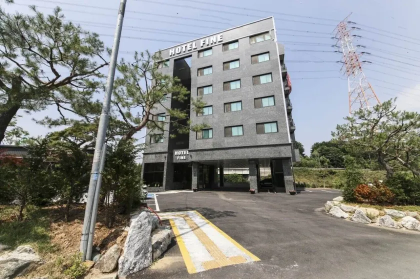 Fine Hotel - Image 1
