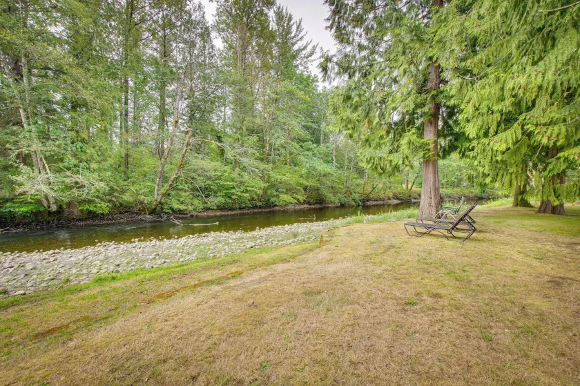 Riverfront Rental w/ Deck: 4 Mi to Wallace Falls! - Image 1