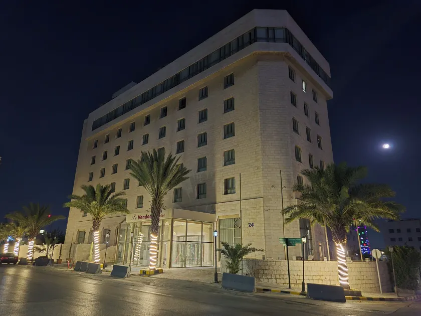 Le Vendome Hotel - Image 1