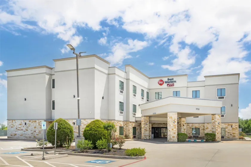 Best Western Plus Waller Hotel - Image 1