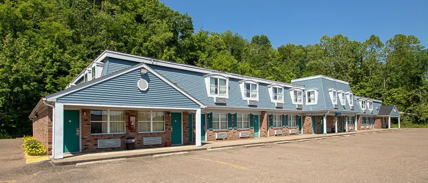 Country Squire inn and suites - Image 1