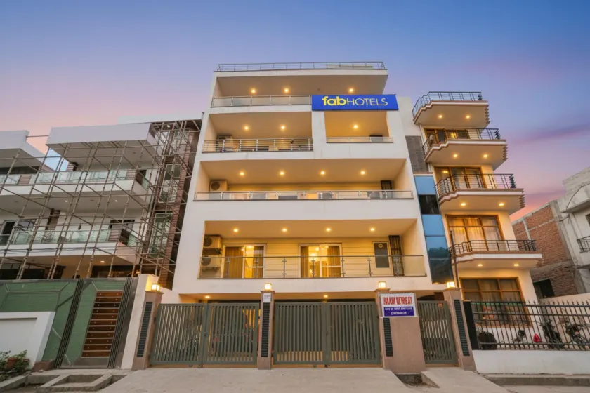 FabHotel Raahi Retreat - Nr Star Mall & 32nd Avenue - Image 1