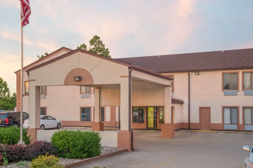Super 8 by Wyndham Vincennes - Image 1