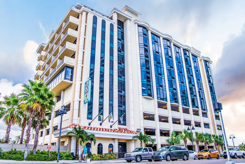 Pier House 60 Clearwater Beach Marina Hotel - Image 1