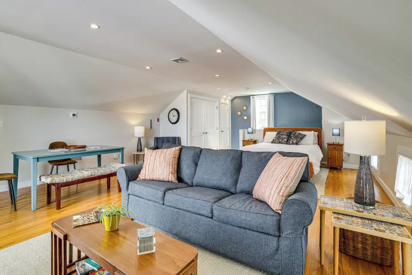 Walk to Coast! Convenient Cottage in Dtwn Madison - Image 1