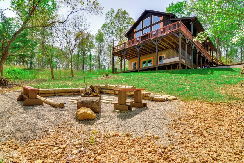 3 Mi to Marina: Cabin w/ Hot Tub in Byrdstown! - Image 1