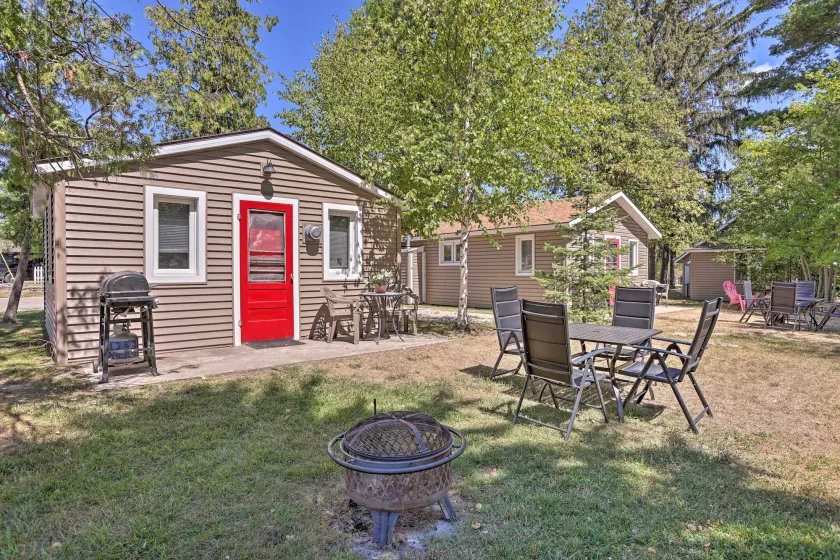 Steps to Beach! Dog-Friendly Suttons Bay Cottage - Image 1