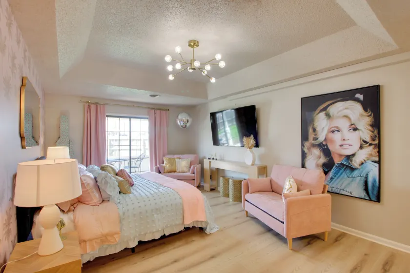 'dolly Suite' at The Saint Hotel, Near Wineries! - Image 1
