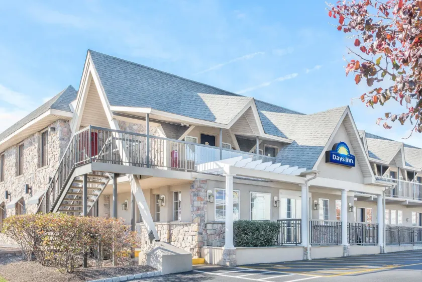 Days Inn by Wyndham Springfield/Phil.Intl Airport - Image 1