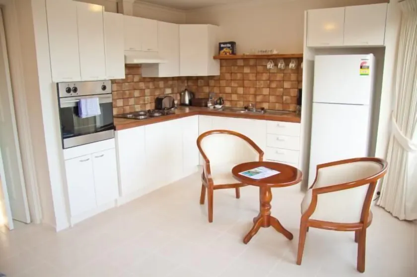 Yarra Glen Racecourse Apartments - Image 1