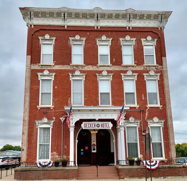 Decker Hotel & Bar - Image 1