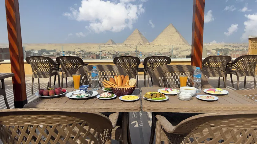 Celia Pyramids View inn - Image 1