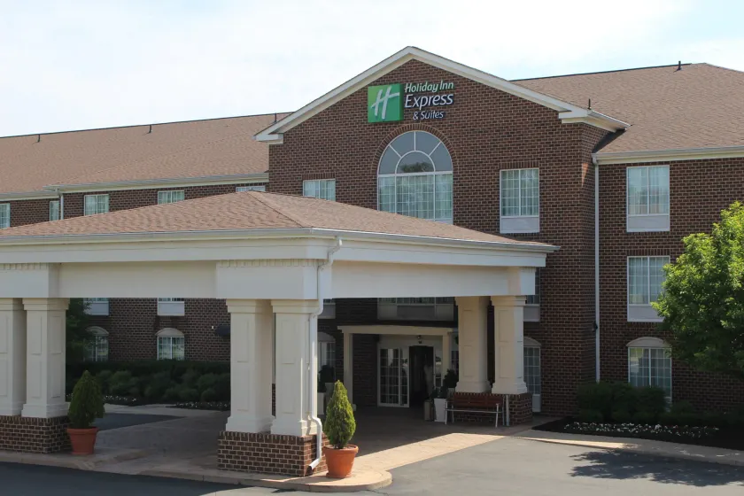Holiday Inn Express Hotel & Suites Warrenton by IHG - Image 1
