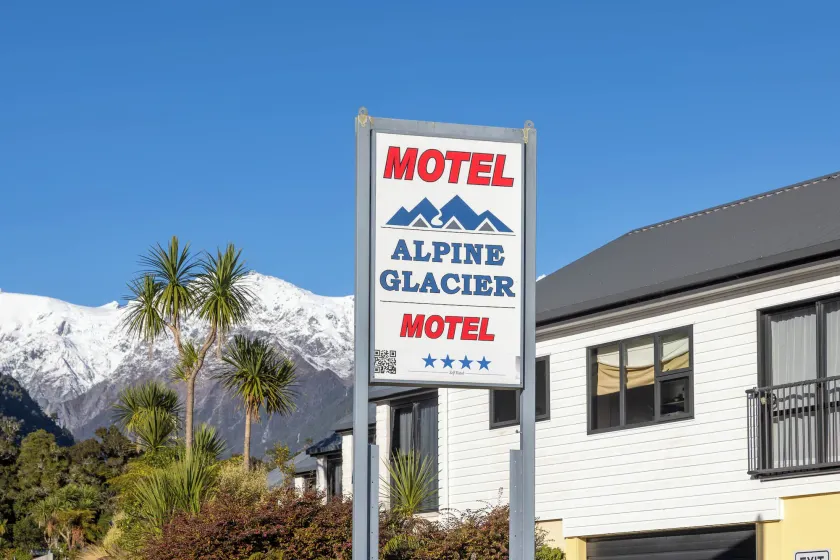 Alpine Glacier Motel - Image 1