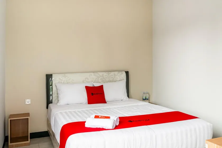 RedDoorz near Puri Indah Lippo Mall 2 - Image 1