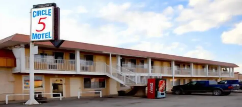 Circle 5 Motel - Image 1