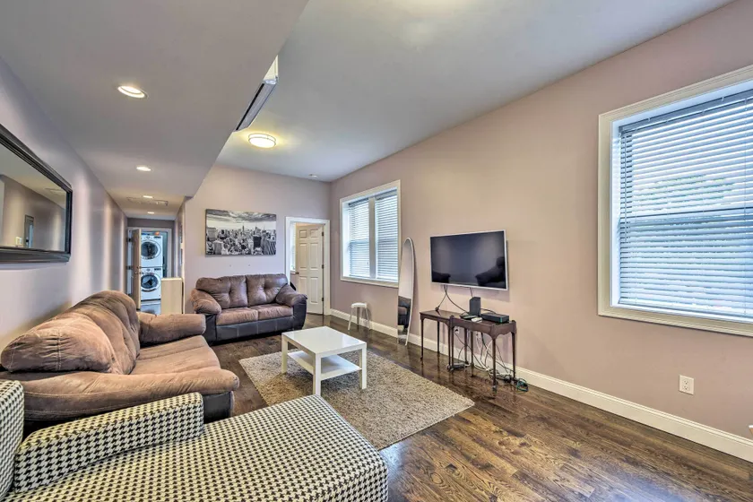 Boston Apartment < 10 Mi to Top Universities - Image 1