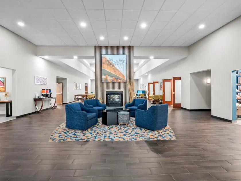 Hampton Inn & Suites East Lansing/Okemos - Lobby
