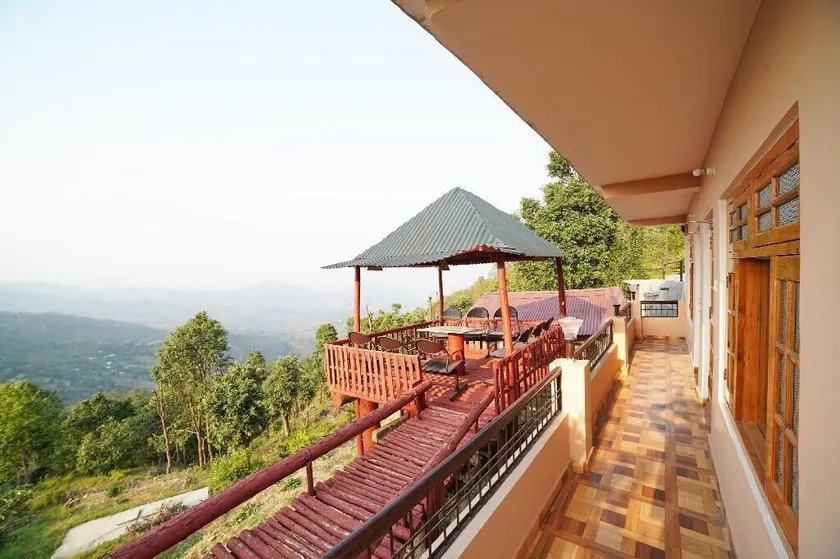Hotel Pine & Dine Almora - Image 1