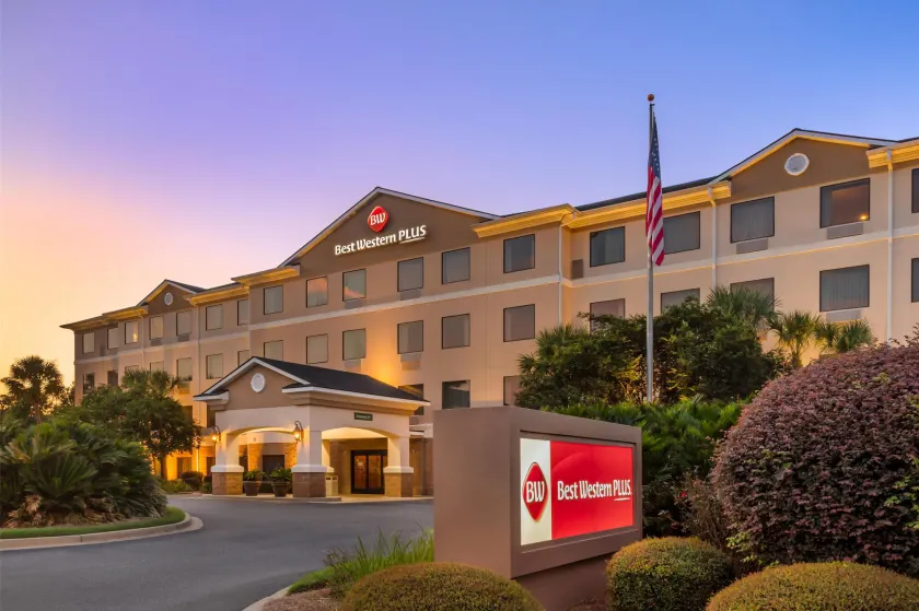 Best Western Plus Valdosta Hotel & Suites - Image 1