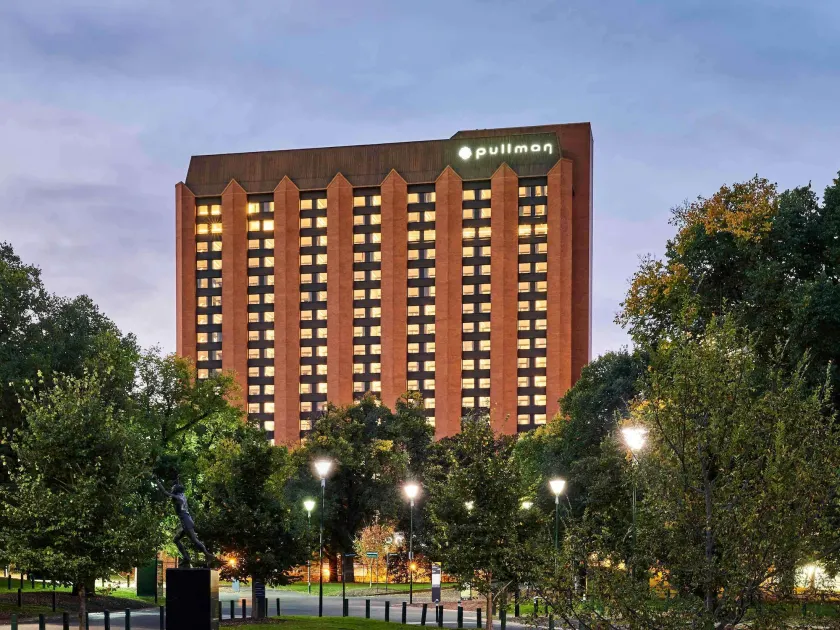 Pullman Melbourne On the Park - Image 1