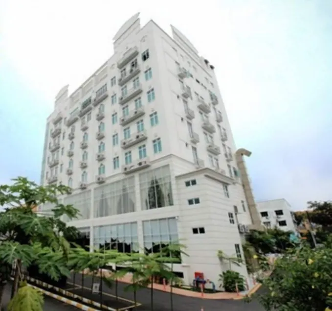 Crown Garden Hotel - Image 1