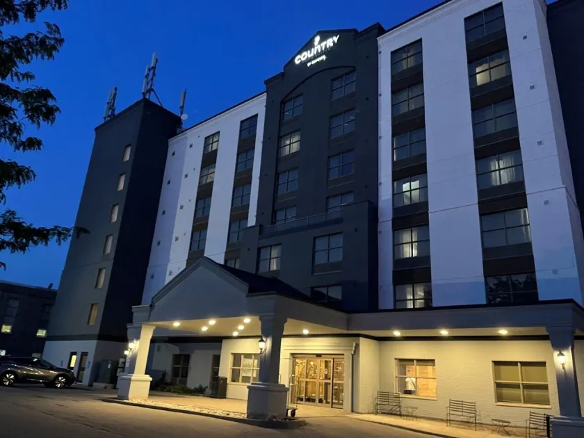 Country Inn & Suites by Radisson, Niagara Falls, ON - Image 1