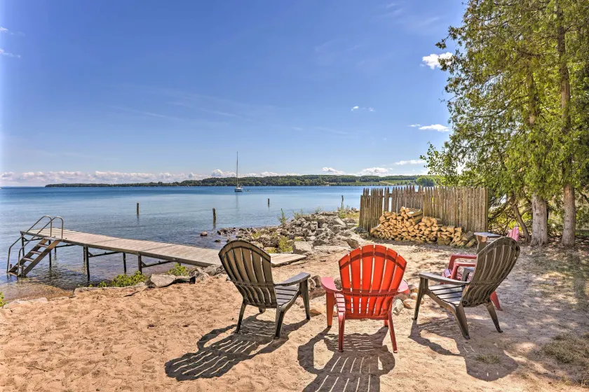 < 1 Mi to Dtwn Suttons Bay! Studio w/ Shared Beach - Image 1