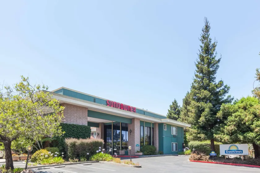 Days Inn & Suites by Wyndham Sunnyvale - Image 1