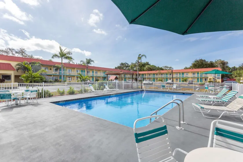 Super 8 by Wyndham Sarasota Near Siesta Key - Image 1